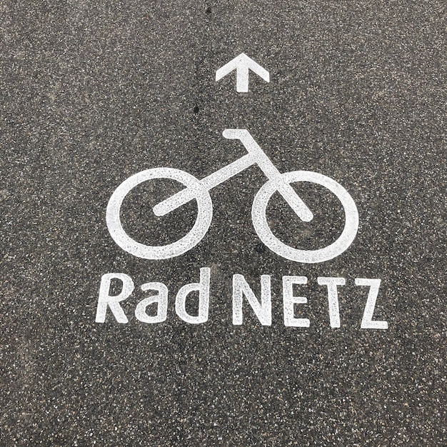Vista en ángulo alto del texto y del símbolo de la bicicleta en la carretera