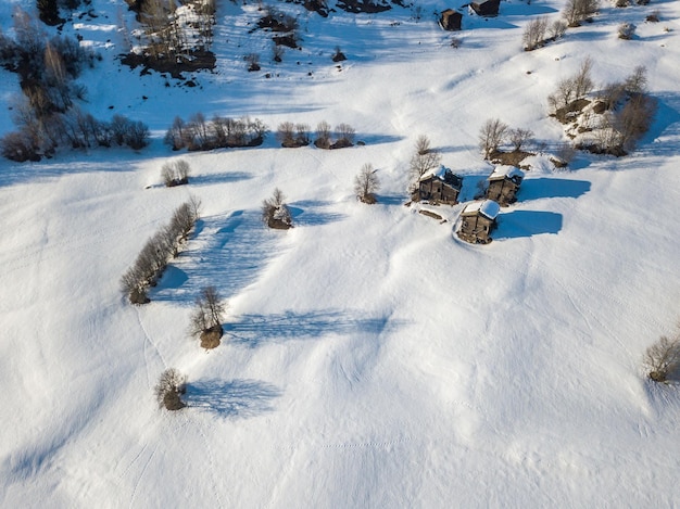 Vista de ángulo alto de la tierra cubierta de nieve