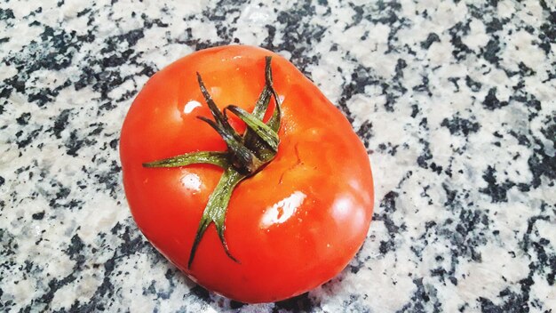 Foto vista de ángulo alto del tomate en la mesa