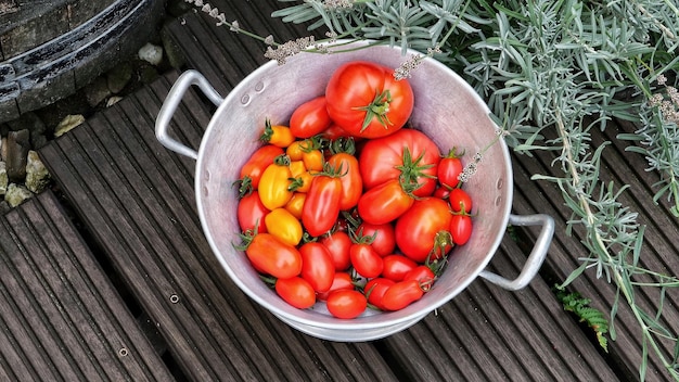 Foto vista de ángulo alto de los tomates en la canasta