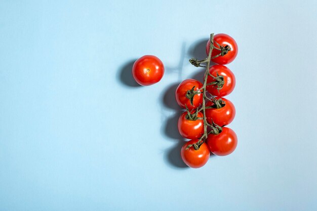 Foto vista de ángulo alto de tomates cereza contra un fondo blanco