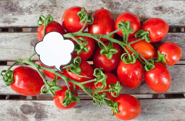 Vista desde un ángulo alto de los tomates cereza