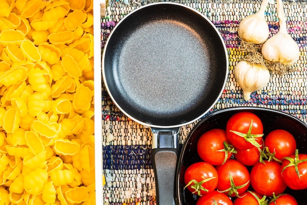 Foto vista de ángulo alto de los tomates en el cuenco