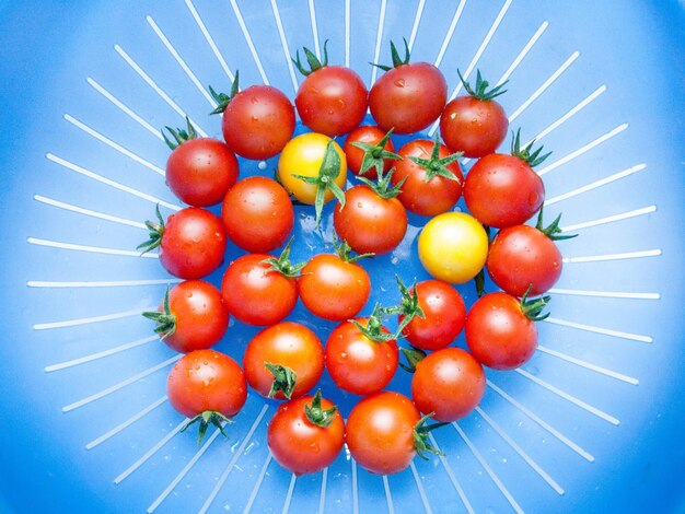 Foto vista de ángulo alto de los tomates en el cuenco