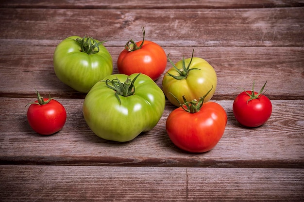 Foto vista de ángulo alto de tomates en una mesa de madera