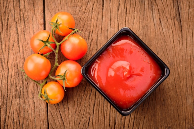 Foto vista de ángulo alto de los tomates en la mesa