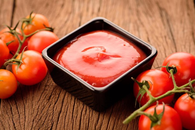 Foto vista en ángulo alto de los tomates en la mesa