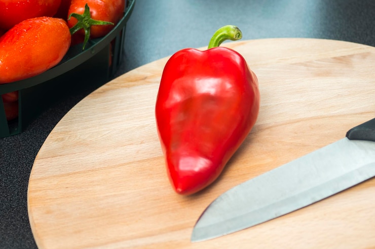 Foto vista de ángulo alto de los tomates en el plato