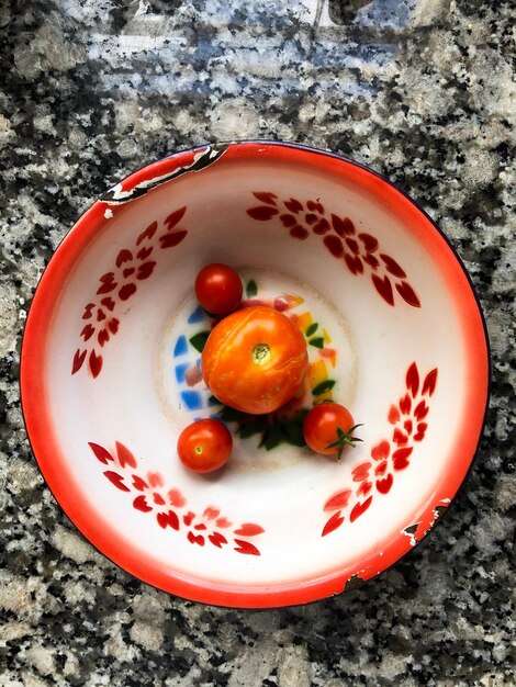 Foto vista de ángulo alto de los tomates en el plato