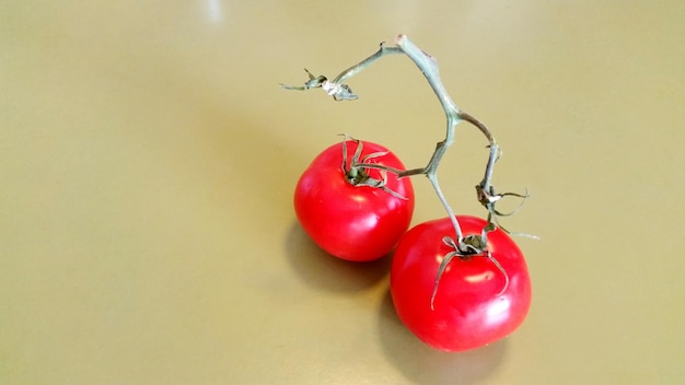 Vista de ángulo alto de tomates rojos en la mesa