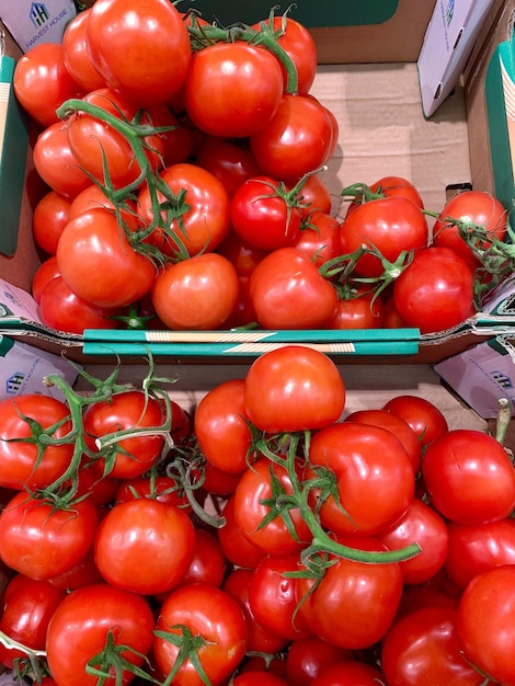 Foto vista de ángulo alto de tomates para la venta en el mercado