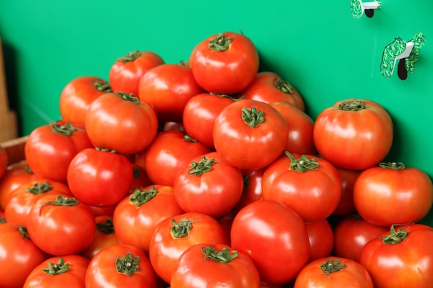 Foto vista de ángulo alto de tomates para la venta en el mercado