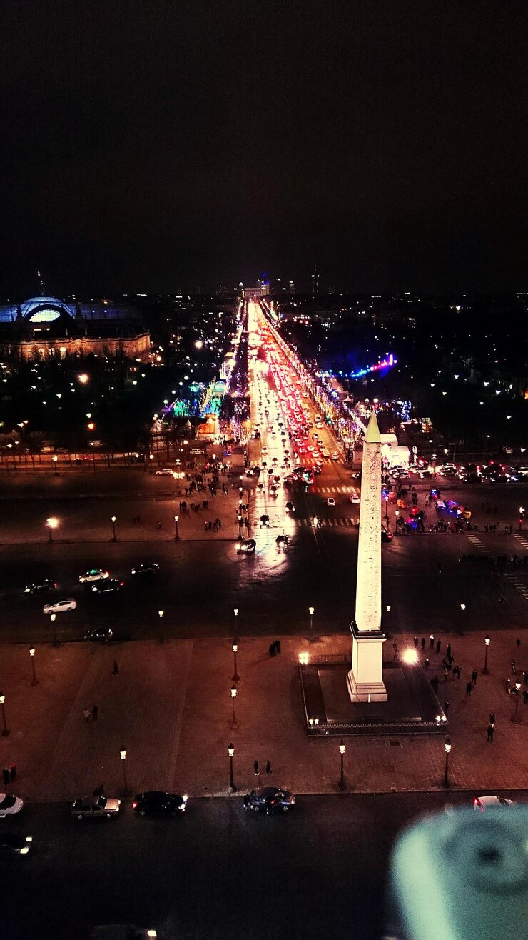 Foto vista de ángulo alto del tráfico en la calle de la ciudad por la noche