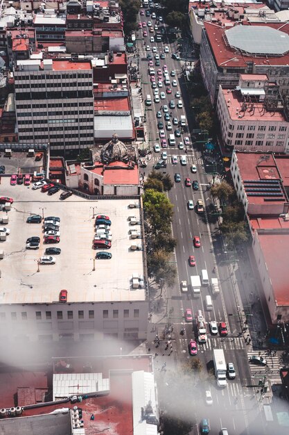 Foto vista de ángulo alto del tráfico en la calle de la ciudad