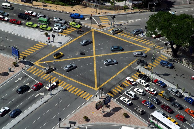 Foto vista de ángulo alto del tráfico en la calle de la ciudad