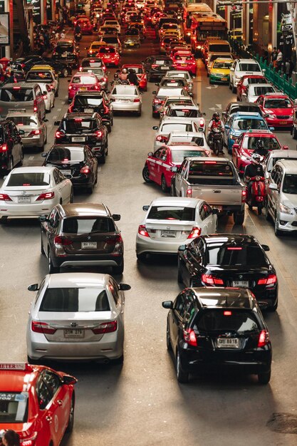 Foto vista de ángulo alto del tráfico en la carretera de la ciudad