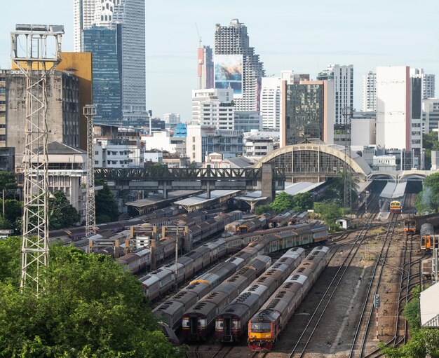 Foto vista de ángulo alto del tren en medio de los edificios de la ciudad