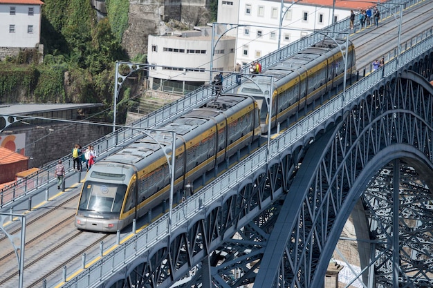 Foto vista de ángulo alto del tren en el puente dom luis i en la ciudad