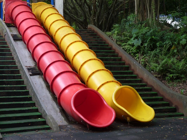 Foto vista de ángulo alto de tuberías multicolores