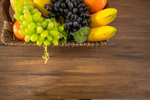 Foto vista de ángulo alto de las uvas en la canasta sobre la mesa