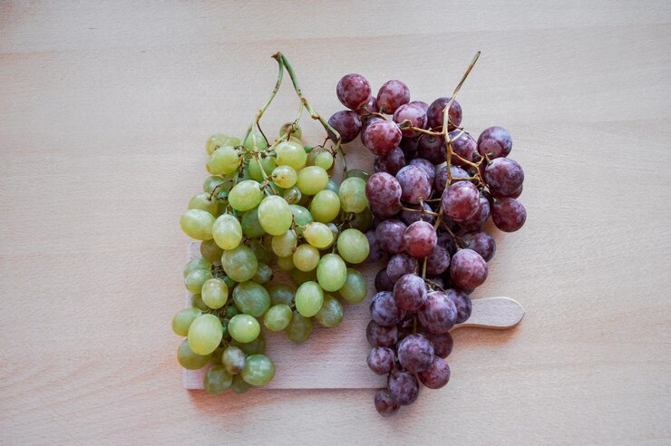 Foto vista de ángulo alto de las uvas en la mesa