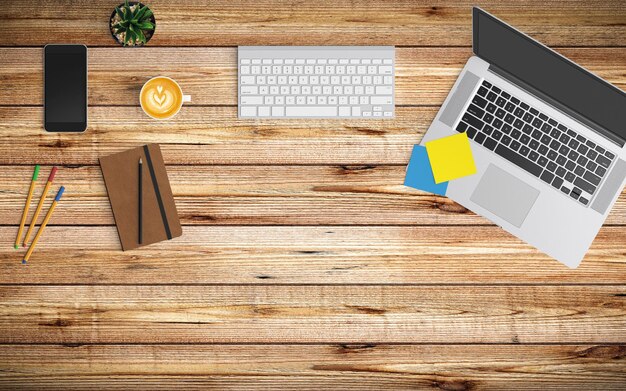 Vista de ángulo alto de varias tecnologías con café y artículos de oficina en una mesa de madera