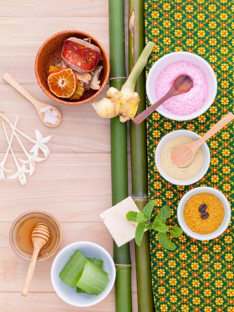 Foto vista de ángulo alto de varios alimentos en una mesa de madera