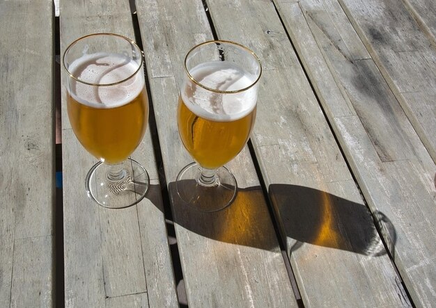 Foto vista de ángulo alto del vaso de cerveza en la mesa