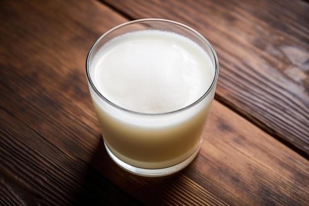 Vista de ángulo alto de un vaso esmerilado de una bebida refrescante sobre una mesa de madera