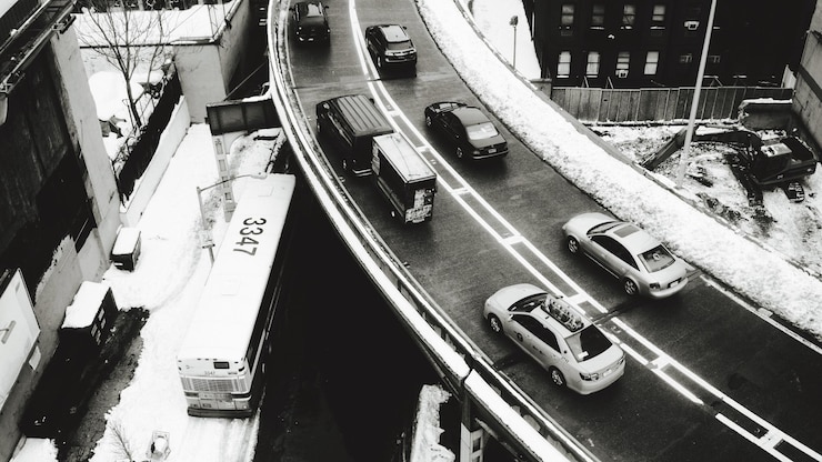 Foto vista en ángulo alto de los vehículos en el puente durante el invierno
