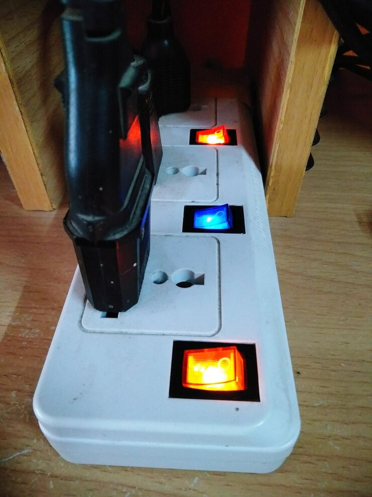 Foto vista de ángulo alto de velas iluminadas en la mesa en casa