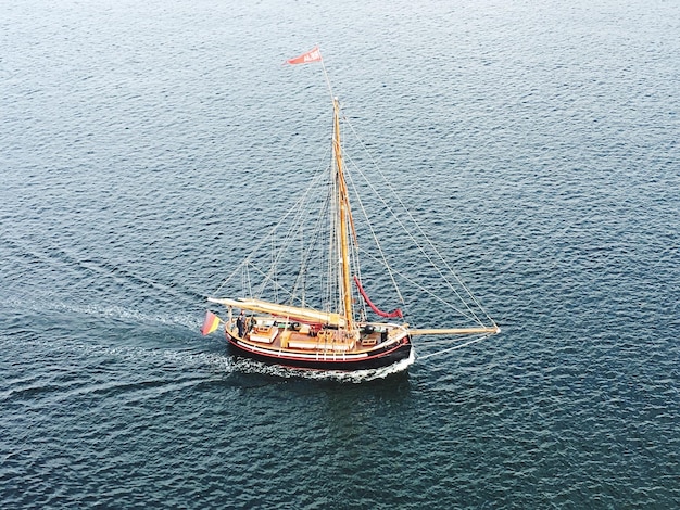 Vista de ángulo alto de un velero en el mar