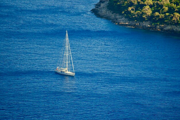 Foto vista de ángulo alto de un velero navegando en el mar