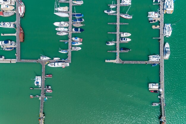 Foto vista de ángulo alto de veleros amarrados en el mar