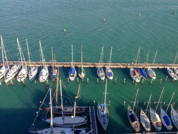 Vista de ángulo alto de veleros amarrados en el mar