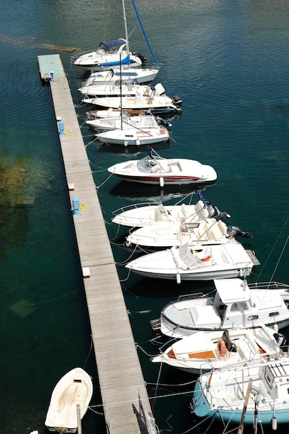 Foto vista de ángulo alto de veleros amarrados en el puerto