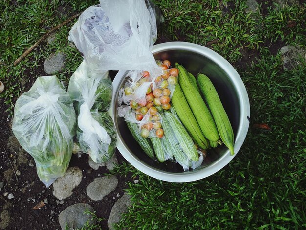 Foto vista de ángulo alto de las verduras en el cuenco