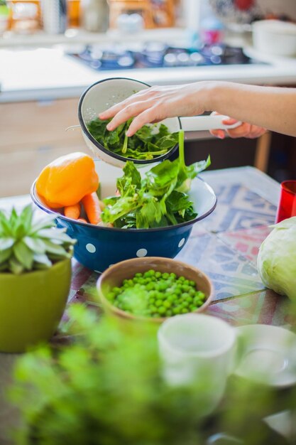 Foto vista de ángulo alto de las verduras en el cuenco