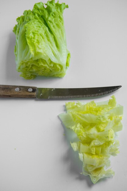 Foto vista de ángulo alto de las verduras en la mesa contra un fondo blanco