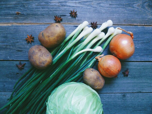 Foto vista en ángulo alto de las verduras en la mesa