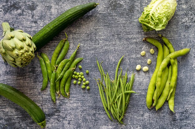 Foto vista en ángulo alto de las verduras en la mesa