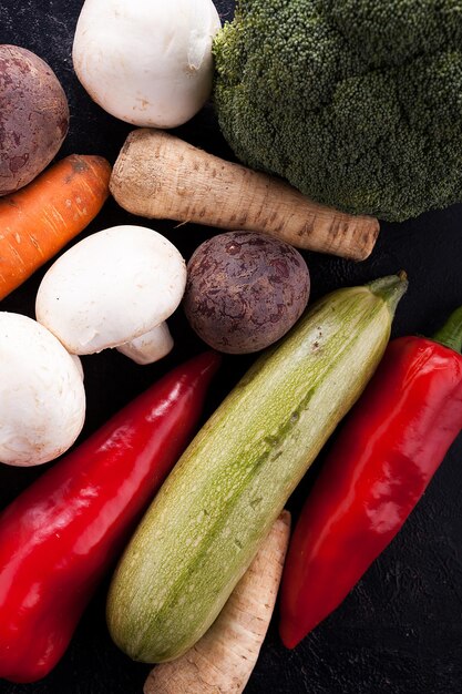 Foto vista en ángulo alto de las verduras en la mesa