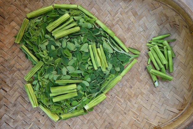 Foto vista de ángulo alto de verduras picadas en la canasta