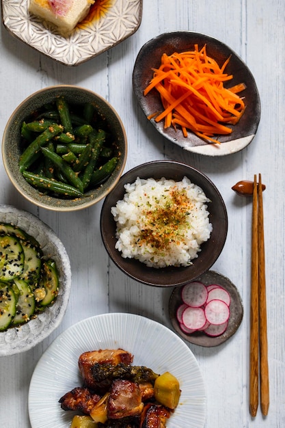 Foto vista de ángulo alto de verduras picadas en un cuenco en la mesa