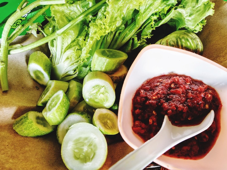 Foto vista de ángulo alto de verduras picadas en un cuenco en la mesa
