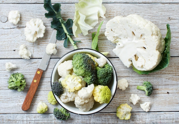 Foto vista de ángulo alto de verduras picadas en la mesa