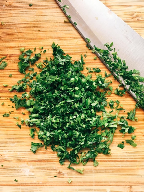 Foto vista de ángulo alto de verduras picadas en la mesa