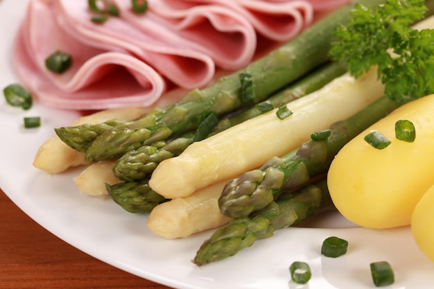 Vista de ángulo alto de verduras picadas en un plato sobre la mesa