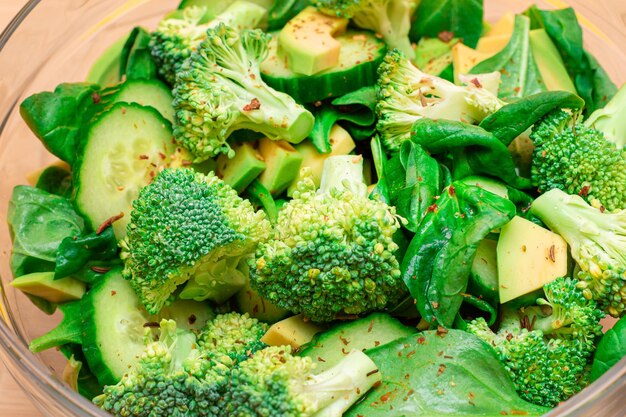 Foto vista de ángulo alto de verduras picadas en un plato sobre la mesa