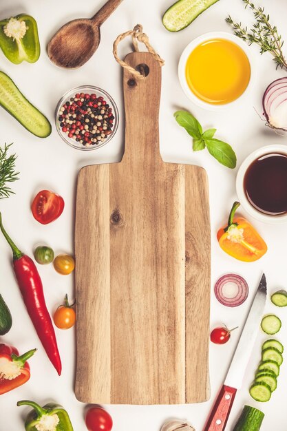 Foto vista de ángulo alto de verduras picadas en la tabla de cortar